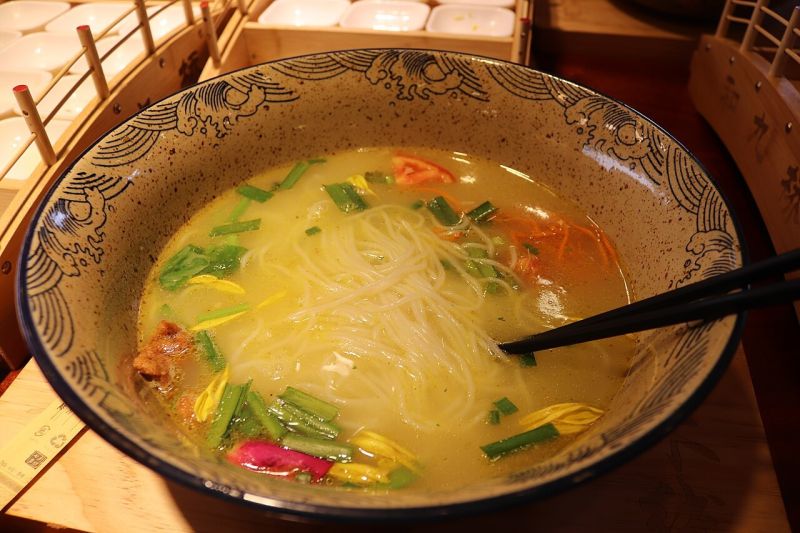 File:Crossing the Bridge Noodles.jpg