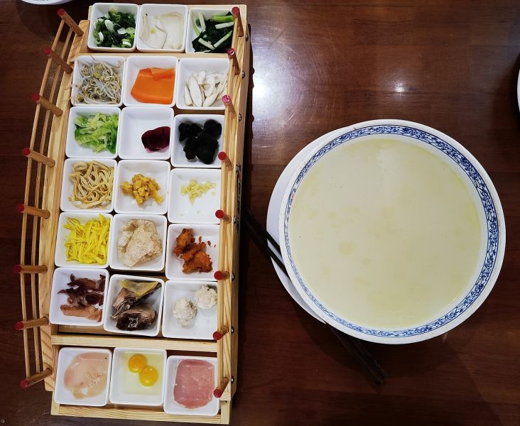 File:Crossing Bridge Rice Noodles.jpg